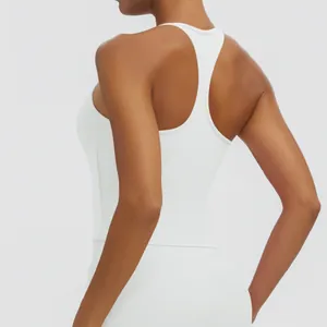 Detailansicht der Rückseite eines weißen Racerback-Sport-BHs für Yoga und Fitnesstraining