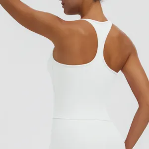 Detaillierte Rückansicht eines weißen Racerback-Sport-BHs für Yoga und Fitness Training