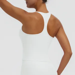 Rückendetail eines weißen Racerback-Sporttops für Yoga und Fitnessübungen