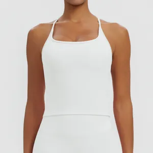 Nahaufnahme eines weißen Sport-Tops mit Racerback und integrierten Polstern für Yoga.