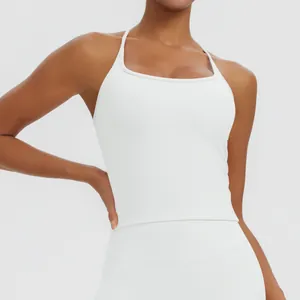 Detailansicht des weißen Sport-Tops mit überkreuzten Trägern und integrierten Pads.