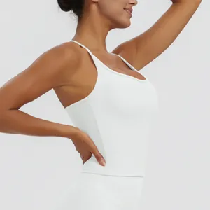 Seitenansicht eines weißen gepolsterten Sport-Tops für Yoga und Fitnesstraining.
