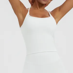 Detailansicht eines weißen Slim-Fit-Sporttops mit Karree-Ausschnitt und Polsterung.