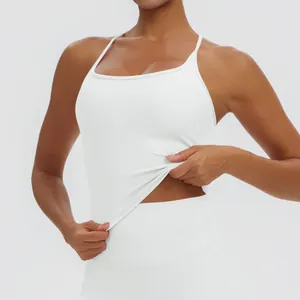 Nahaufnahme des elastischen weißen Stoffes eines eng anliegenden Sport-Tops und Leggings