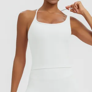 Nahaufnahme eines weißen, eng anliegenden Yoga-Tops mit eleganten dünnen Trägern