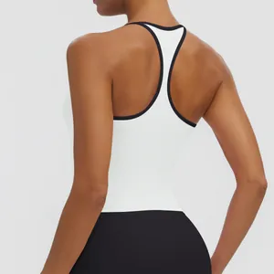 Rückansicht eines weißen Racerback Sport-Tops mit schwarzem Rand für Fitness und Yoga