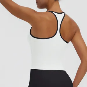 Detailansicht eines weißen Racerback-Sport-BHs mit schwarzem Rand am Rücken