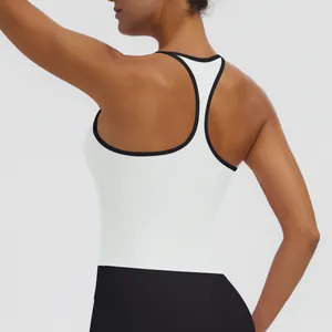 Detailansicht eines weißen Racerback-Sporttops mit schwarzer Paspelierung und Schnelltrocknung