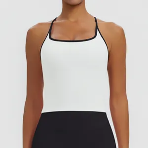 Nahaufnahme eines weißen, eng anliegenden Sport-Tops mit schwarzem Rand und Trägern