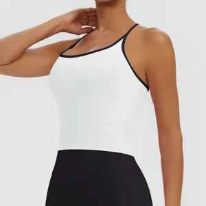 Detail von weißem Sport-BH für Damen mit schwarzem Rand und enger Passform