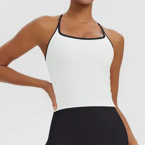 Nahaufnahme eines weißen Sport-Tops mit schwarzem Rand und dünnen Trägern für Yoga
