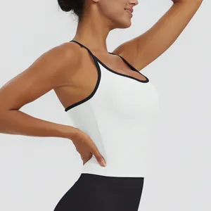 Seitenansicht eines weißen schnell trocknenden Sport-Yoga-Tops mit schwarzem Rand