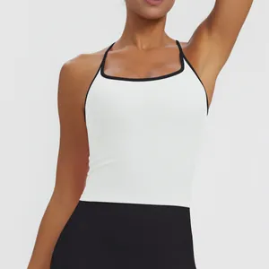 Nahaufnahme eines weißen Sport-Tops mit schwarzen Rändern und Polstern für Yoga.