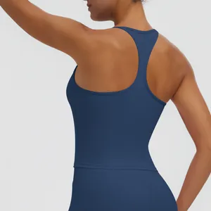 Detailansicht der Rückseite eines dunkelblauen Racerback-Yogatops mit enger Passform