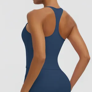 Rückansicht eines blauen Racerback Yoga-Tops aus schnelltrocknendem Fitnessmaterial