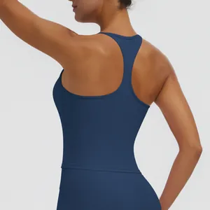 Detailansicht eines blauen Racerback-Sportoberteils für Yoga und Fitness.
