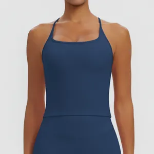 Vorderansicht eines eng anliegenden dunkelblauen Sport-Tops für Fitness und Yoga Training