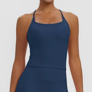 Nahaufnahme des marineblauen Yoga-Tops mit integrierten Brustpolstern