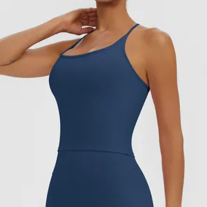 Detail des marineblauen gepolsterten Sport-BHs mit schmalen Trägern und Racerback