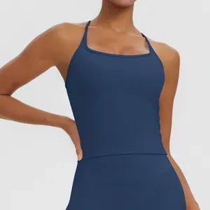 Nahaufnahme eines marineblauen Sport-Tops mit dünnen Trägern