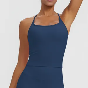 Nahaufnahme des dunkelblauen Yoga-Tops mit dünnen Trägern und sportlichem Karree-Ausschnitt