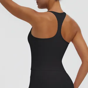 Detailansicht des Racerback-Designs eines schwarzen Sport-Tops für Yoga und Fitness