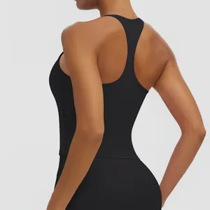 Detaillierte Rückansicht eines schwarzen Racerback-Sporttops für Yoga und Fitness-Einheiten.