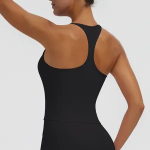 Rückenansicht des schwarzen Racerback-Sporttops aus schnell trocknendem Stoff für Yoga