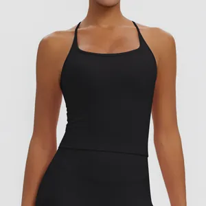 Detailansicht eines schwarzen gepolsterten Sport-Tops für Yoga und Fitnesstraining