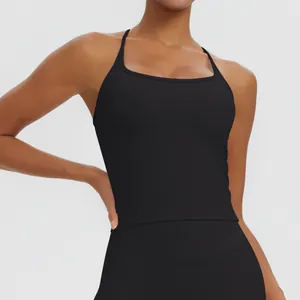 Detailansicht eines schwarzen schnelltrocknenden Yoga-Tops mit integrierten Pads