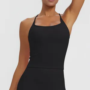 Detailansicht des schwarzen Sport-Tops mit integrierten Polstern und schmaler Passform