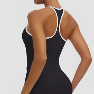 Rückansicht eines schwarzen Racerback-Sporttops mit kontrastierender weißer Paspelierung