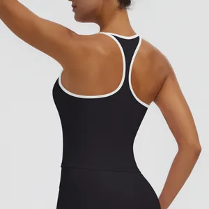 Rückansicht eines schwarzen Racerback-Sport-Tops mit schicken weißen Kontrastpaspeln