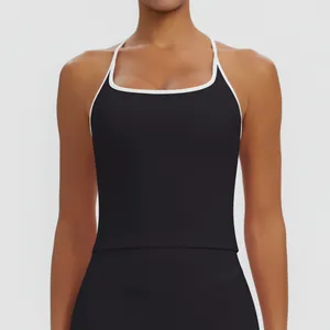 Nahaufnahme eines schwarzen Yoga-Sport-Tops mit eleganten weißen Paspel-Details
