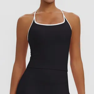 Detailansicht eines schwarzen Yoga-Sport-BHs mit eleganten weißen Paspeldetails und Trägern