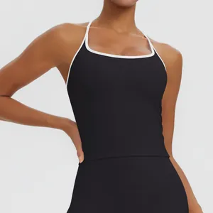 Nahaufnahme eines schwarzen Yoga-Tops mit weißen Trägern und schnelltrocknender Passform