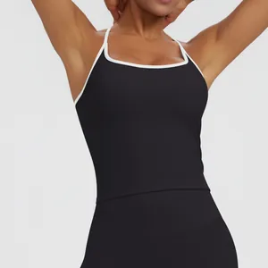 Nahaufnahme eines schwarzen Sport-Tops mit weißem Rand an einem weiblichen Model
