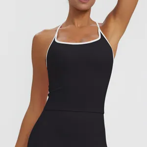 Nahaufnahme eines schwarzen Sport-Tops mit weißer Paspelierung und integrierten Pads