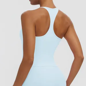 Rückansicht eines hellblauen Racerback-Sporttops, ideal für Fitness und Yoga