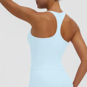 Detailansicht der Rückseite eines hellblauen Racerback-Sporttops für Yoga und Fitness