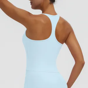 Rückansicht eines hellblauen Racerback-Sport-BHs für Yoga- und Fitnesstraining im Detail