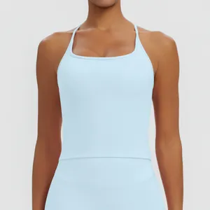 Hellblaues, eng anliegendes Racerback-Sport-Yoga-Top mit integrierten Polstern.
