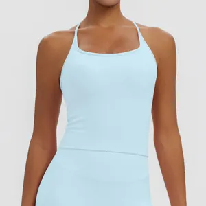 Nahaufnahme eines hellblauen Sport-Tanktops mit schmaler Passform und dünnen Trägern