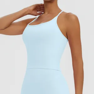 Detailansicht eines hellblauen, gepolsterten Longline-Sport-BHs für Yoga