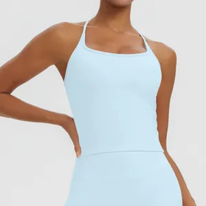 Detailansicht eines hellblauen Yoga-Tops mit dünnen Trägern und schnelltrocknendem Stoff