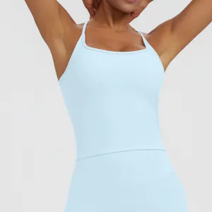 Detailansicht eines hellblauen Sport-Yoga-Tops mit schmalen Trägern und schnelltrocknend