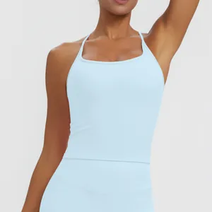 Nahaufnahme eines hellblauen, schnelltrocknenden Yoga-Sport-Tops mit Trägern.