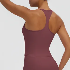 Detaillierte Rückansicht eines dunkelvioletten Racerback-Sporttops für Yoga und Fitness