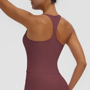 Rückansicht eines burgunderroten Racerback Sport-Tops für Yoga und Fitnesstraining