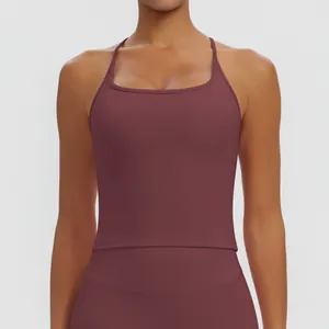 Detailansicht eines kastanienbraunen Sport-Camisole mit eckigem Ausschnitt und Polsterung